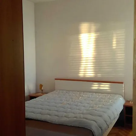 Beachfront Near Sibenik Apartment *