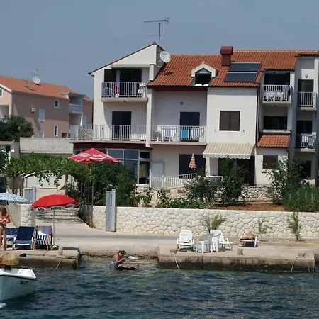 Beachfront Near Sibenik Apartman